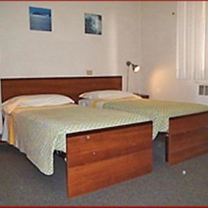 Zimmer mit zwei Einzelbetten